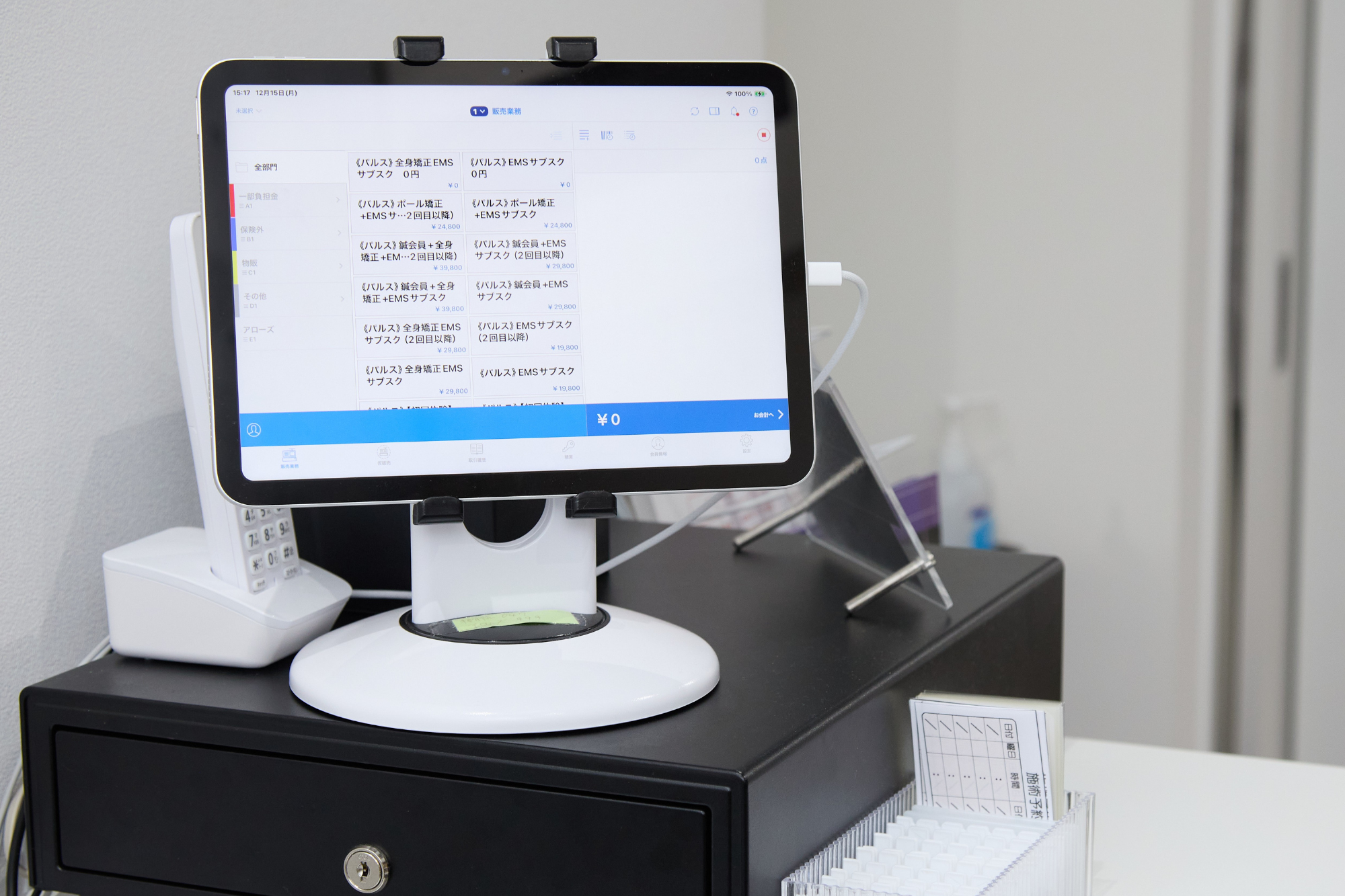 西新宿ヒューマンアジャスト鍼灸接骨院 レジ周辺