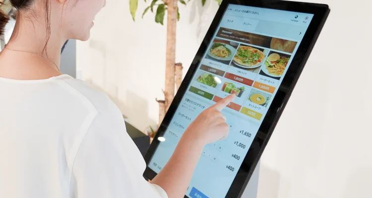 注文をしている人